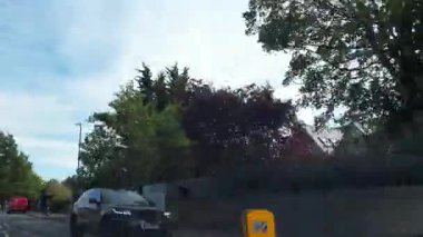 İngiltere 'nin Şehir Caddelerinde Şehir Sürüşü İngiltere üzerinde Bulutlu Gün. Geniş açılı kamera hızlandırılmış görüntü kaydı 27 Haziran 2025 'te çoğunlukla güneşli bir günde kaydedildi.. 