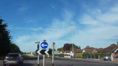 İngiltere 'nin Şehir Caddelerinde Şehir Sürüşü İngiltere üzerinde Bulutlu Gün. Geniş açılı kamera hızlandırılmış görüntü kaydı 27 Haziran 2025 'te çoğunlukla güneşli bir günde kaydedildi.. 