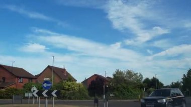 İngiltere 'nin Şehir Caddelerinde Şehir Sürüşü İngiltere üzerinde Bulutlu Gün. Geniş açılı kamera hızlandırılmış görüntü kaydı 27 Haziran 2025 'te çoğunlukla güneşli bir günde kaydedildi.. 