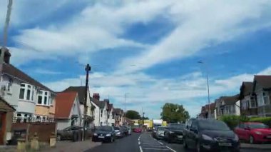 İngiltere 'nin Şehir Caddelerinde Şehir Sürüşü İngiltere üzerinde Bulutlu Gün. Geniş açılı kamera hızlandırılmış görüntü kaydı 27 Haziran 2025 'te çoğunlukla güneşli bir günde kaydedildi.. 
