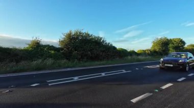 İngiliz Otoyollarında Araba Sürüşü. British Road Travel and Traraffic 'in 27 Haziran 2025' te British Highways ve British Highways üzerinde çoğunlukla Blue Sky ve Sunny Day Drive sürüşü sırasında çekilmiş kamera hızlandırılmış görüntüsü.