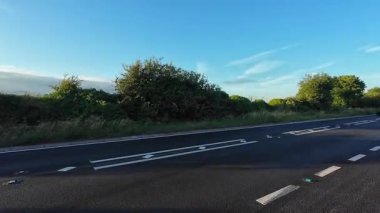 İngiliz Otoyollarında Araba Sürüşü. British Road Travel and Traraffic 'in 27 Haziran 2025' te British Highways ve British Highways üzerinde çoğunlukla Blue Sky ve Sunny Day Drive sürüşü sırasında çekilmiş kamera hızlandırılmış görüntüsü.