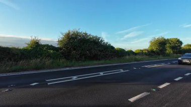 İngiliz Otoyollarında Araba Sürüşü. British Road Travel and Traraffic 'in 27 Haziran 2025' te British Highways ve British Highways üzerinde çoğunlukla Blue Sky ve Sunny Day Drive sürüşü sırasında çekilmiş kamera hızlandırılmış görüntüsü.