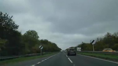 Kentsel Sokaklar İngiltere 'nin İngiliz Şehri Büyük Britanya' yı gösteriyor. 9 Kasım 2025 'te çoğunlukla yağmurlu, bulutlu ve soğuk kış günlerinde geniş açılı kamera hızlandırılmış çekim görüntüleri kaydedildi.