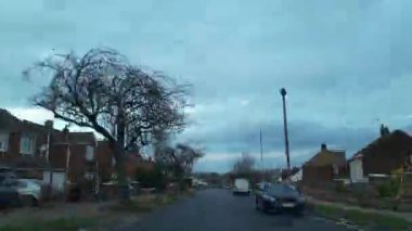 Kentsel Sokaklar İngiltere 'nin İngiliz Şehri Büyük Britanya' yı gösteriyor. 9 Kasım 2025 'te çoğunlukla yağmurlu, bulutlu ve soğuk kış günlerinde geniş açılı kamera hızlandırılmış çekim görüntüleri kaydedildi.