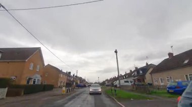 Kentsel Sokaklar İngiltere 'nin İngiliz Şehri Büyük Britanya' yı gösteriyor. 9 Kasım 2025 'te çoğunlukla yağmurlu, bulutlu ve soğuk kış günlerinde geniş açılı kamera hızlandırılmış çekim görüntüleri kaydedildi..