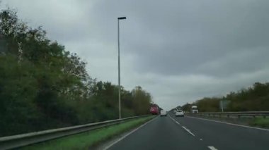 Kentsel Sokaklar İngiltere 'nin İngiliz Şehri Büyük Britanya' yı gösteriyor. 9 Kasım 2025 'te çoğunlukla yağmurlu, bulutlu ve soğuk kış günlerinde geniş açılı kamera hızlandırılmış çekim görüntüleri kaydedildi..