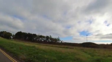 Kentsel Sokaklar İngiltere 'nin İngiliz Şehri Büyük Britanya' yı gösteriyor. 9 Kasım 2025 'te çoğunlukla yağmurlu, bulutlu ve soğuk kış günlerinde geniş açılı kamera hızlandırılmış çekim görüntüleri kaydedildi..