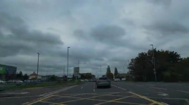 Kentsel Sokaklar İngiltere 'nin İngiliz Şehri Büyük Britanya' yı gösteriyor. 9 Kasım 2025 'te çoğunlukla yağmurlu, bulutlu ve soğuk kış günlerinde geniş açılı kamera hızlandırılmış çekim görüntüleri kaydedildi.