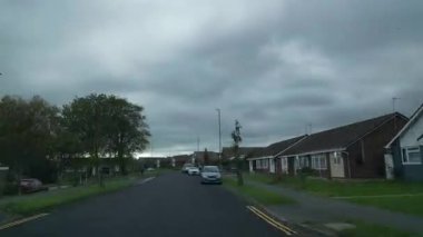 Kentsel Sokaklar İngiltere 'nin İngiliz Şehri Büyük Britanya' yı gösteriyor. 9 Kasım 2025 'te çoğunlukla yağmurlu, bulutlu ve soğuk kış günlerinde geniş açılı kamera hızlandırılmış çekim görüntüleri kaydedildi..