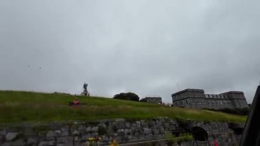 Kentsel Sokaklar İngiltere 'nin İngiliz Şehri Büyük Britanya' yı gösteriyor. 9 Kasım 2025 'te çoğunlukla yağmurlu, bulutlu ve soğuk kış günlerinde geniş açılı kamera hızlandırılmış çekim görüntüleri kaydedildi..