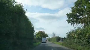 British Highways 'de araba kullanmak. British Road Travel and Traraffic during Blue Sky ve çoğunlukla Sunny Day Drive 'ın 29 Eylül 2025' te İngiltere Otoyolları ve Otoyolları 'nda çekilmiş görüntüleri..