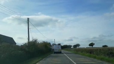 British Highways 'de araba kullanmak. British Road Travel and Traraffic during Blue Sky ve çoğunlukla Sunny Day Drive 'ın 29 Eylül 2025' te İngiltere Otoyolları ve Otoyolları 'nda çekilmiş görüntüleri..