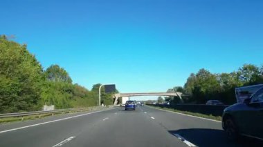 British Highways 'de araba kullanmak. British Road Travel and Traraffic during Blue Sky ve çoğunlukla Sunny Day Drive 'ın 29 Eylül 2025' te İngiltere Otoyolları ve Otoyolları 'nda çekilmiş görüntüleri..