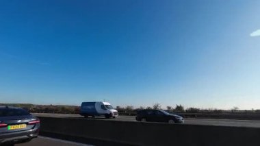 British Highways 'de araba kullanmak. British Road Travel and Traraffic during Blue Sky ve çoğunlukla Sunny Day Drive 'ın 29 Eylül 2025' te İngiltere Otoyolları ve Otoyolları 'nda çekilmiş görüntüleri.