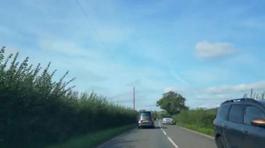 British Highways 'de araba kullanmak. British Road Travel and Traraffic during Blue Sky ve çoğunlukla Sunny Day Drive 'ın 29 Eylül 2025' te İngiltere Otoyolları ve Otoyolları 'nda çekilmiş görüntüleri.