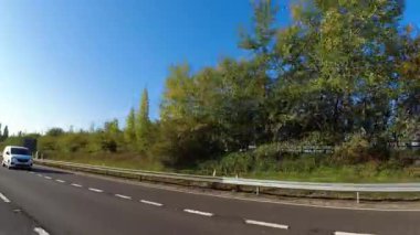 British Highways 'de araba kullanmak. British Road Travel and Traraffic during Blue Sky ve çoğunlukla Sunny Day Drive 'ın 29 Eylül 2025' te İngiltere Otoyolları ve Otoyolları 'nda çekilmiş görüntüleri.