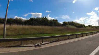 British Highways 'de araba kullanmak. British Road Travel and Traraffic during Blue Sky ve çoğunlukla Sunny Day Drive 'ın 29 Eylül 2025' te İngiltere Otoyolları ve Otoyolları 'nda çekilmiş görüntüleri.