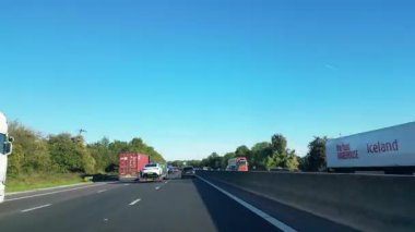 British Highways 'de araba kullanmak. British Road Travel and Traraffic during Blue Sky ve çoğunlukla Sunny Day Drive 'ın 29 Eylül 2025' te İngiltere Otoyolları ve Otoyolları 'nda çekilmiş görüntüleri.