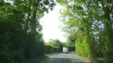 British Highways 'de araba kullanmak. British Road Travel and Traraffic during Blue Sky ve çoğunlukla Sunny Day Drive 'ın 29 Eylül 2025' te İngiltere Otoyolları ve Otoyolları 'nda çekilmiş görüntüleri..