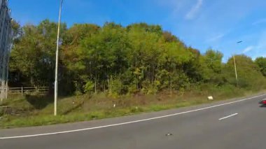 British Highways 'de araba kullanmak. British Road Travel and Traraffic during Blue Sky ve çoğunlukla Sunny Day Drive 'ın 29 Eylül 2025' te İngiltere Otoyolları ve Otoyolları 'nda çekilmiş görüntüleri..