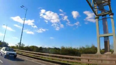 British Highways 'de araba kullanmak. British Road Travel and Traraffic during Blue Sky ve çoğunlukla Sunny Day Drive 'ın 29 Eylül 2025' te İngiltere Otoyolları ve Otoyolları 'nda çekilmiş görüntüleri..