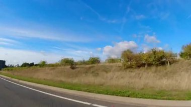 British Highways 'de araba kullanmak. British Road Travel and Traraffic during Blue Sky ve çoğunlukla Sunny Day Drive 'ın 29 Eylül 2025' te İngiltere Otoyolları ve Otoyolları 'nda çekilmiş görüntüleri..