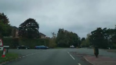 British Highways 'de araba kullanmak. British Road Travel and Traraffic during Blue Sky ve çoğunlukla Sunny Day Drive 'ın 29 Eylül 2025' te İngiltere Otoyolları ve Otoyolları 'nda çekilmiş görüntüleri..