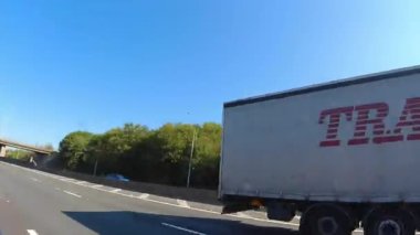 British Highways 'de araba kullanmak. British Road Travel and Traraffic during Blue Sky ve çoğunlukla Sunny Day Drive 'ın 29 Eylül 2025' te İngiltere Otoyolları ve Otoyolları 'nda çekilmiş görüntüleri..