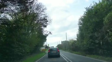 British Highways 'de araba kullanmak. British Road Travel and Traraffic during Blue Sky ve çoğunlukla Sunny Day Drive 'ın 29 Eylül 2025' te İngiltere Otoyolları ve Otoyolları 'nda çekilmiş görüntüleri..