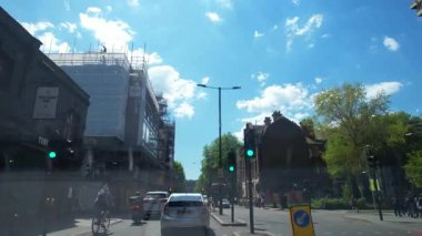 Westminster Tower Köprüsü ve Londra Gözü yakınlarındaki Tarihi Binalar, Big Ben Nehir Kenti Thames 'te İngiltere' nin başkenti Central London 'da gerçekleşen 