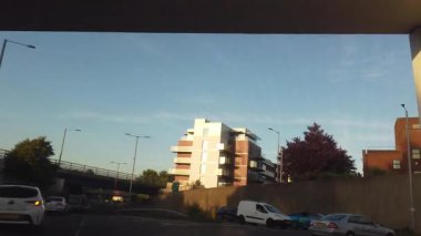 İngiliz Modern ve Tarihi Şehir Sokakları ve Yolları İngiltere Büyük Britanya Manzarası. 26 Haziran 2025 tarihli güneşli bir günde geniş açılı kamera görüntüsü kaydedildi.