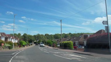 İngiliz Modern ve Tarihi Şehir Sokakları ve Yolları İngiltere Büyük Britanya Manzarası. 26 Haziran 2025 tarihli güneşli bir günde geniş açılı kamera görüntüsü kaydedildi.