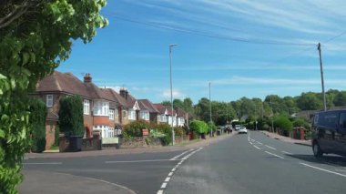 İngiliz Modern ve Tarihi Şehir Sokakları ve Yolları İngiltere Büyük Britanya Manzarası. 26 Haziran 2025 tarihli güneşli bir günde geniş açılı kamera görüntüsü kaydedildi.. 