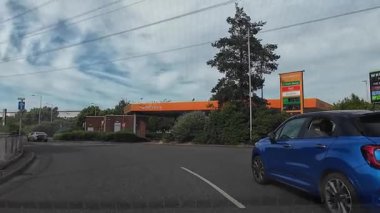 İngiliz Modern ve Tarihi Şehir Sokakları ve Yolları İngiltere Büyük Britanya Manzarası. 26 Haziran 2025 tarihli güneşli bir günde geniş açılı kamera görüntüsü kaydedildi.. 