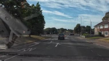 İngiliz Modern ve Tarihi Şehir Sokakları ve Yolları İngiltere Büyük Britanya Manzarası. 26 Haziran 2025 tarihli güneşli bir günde geniş açılı kamera görüntüsü kaydedildi.. 