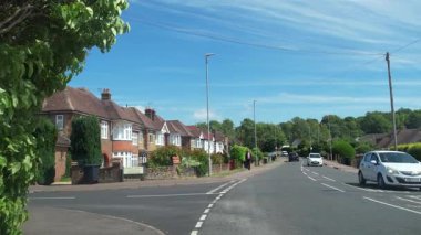 İngiliz Modern ve Tarihi Şehir Sokakları ve Yolları İngiltere Büyük Britanya Manzarası. 26 Haziran 2025 tarihli güneşli bir günde geniş açılı kamera görüntüsü kaydedildi.. 