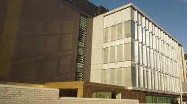 İngiliz Modern ve Tarihi Şehir Sokakları ve Yolları İngiltere Büyük Britanya Manzarası. 26 Haziran 2025 tarihli güneşli bir günde geniş açılı kamera görüntüsü kaydedildi.. 