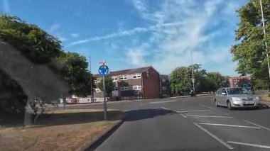 İngiliz Modern ve Tarihi Şehir Sokakları ve Yolları İngiltere Büyük Britanya Manzarası. 26 Haziran 2025 tarihli güneşli bir günde geniş açılı kamera görüntüsü kaydedildi.. 