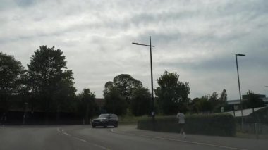 İngiliz Modern ve Tarihi Şehir Sokakları ve Yolları İngiltere Büyük Britanya Manzarası. 26 Haziran 2025 tarihli güneşli bir günde geniş açılı kamera görüntüsü kaydedildi.