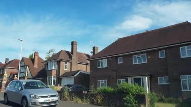 İngiliz Modern ve Tarihi Şehir Sokakları ve Yolları İngiltere Büyük Britanya Manzarası. 26 Haziran 2025 tarihli güneşli bir günde geniş açılı kamera görüntüsü kaydedildi.