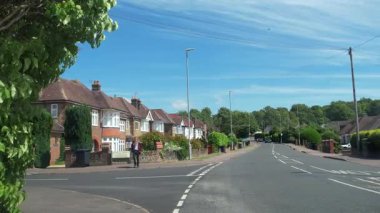 İngiliz Modern ve Tarihi Şehir Sokakları ve Yolları İngiltere Büyük Britanya Manzarası. 26 Haziran 2025 tarihli güneşli bir günde geniş açılı kamera görüntüsü kaydedildi.