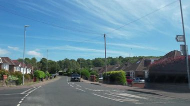 İngiliz Modern ve Tarihi Şehir Sokakları ve Yolları İngiltere Büyük Britanya Manzarası. 26 Haziran 2025 tarihli güneşli bir günde geniş açılı kamera görüntüsü kaydedildi.