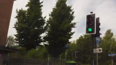 İngiliz Modern ve Tarihi Şehir Sokakları ve Yolları İngiltere Büyük Britanya Manzarası. 26 Haziran 2025 tarihli güneşli bir günde geniş açılı kamera görüntüsü kaydedildi.. 