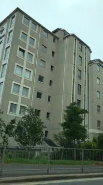 Merkez Plymouth Şehri Araba Turu İngiltere 'nin ana caddeleri üzerinde. 29 Haziran 2025. Dikey Görüntü, İngiltere üzerinde çoğunlukla bulutlu ve yağmurlu bir günde araba camına monte edilmiş kameradan alındı.