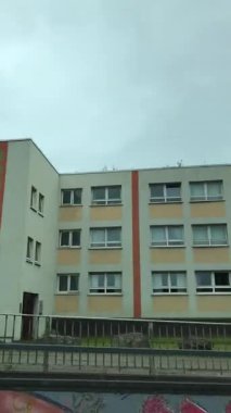 Merkez Plymouth Şehri Araba Turu İngiltere 'nin ana caddeleri üzerinde. 29 Haziran 2025. Dikey Görüntü, İngiltere üzerinde çoğunlukla bulutlu ve yağmurlu bir günde araba camına monte edilmiş kameradan alındı.