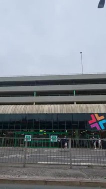 Merkez Plymouth Şehri Araba Turu İngiltere 'nin ana caddeleri üzerinde. 29 Haziran 2025. Dikey Görüntü, İngiltere üzerinde çoğunlukla bulutlu ve yağmurlu bir günde araba camına monte edilmiş kameradan alındı.