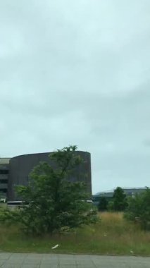 Merkez Plymouth Şehri Araba Turu İngiltere 'nin ana caddeleri üzerinde. 29 Haziran 2025. Dikey Görüntü, İngiltere üzerinde çoğunlukla bulutlu ve yağmurlu bir günde araba camına monte edilmiş kameradan alındı.