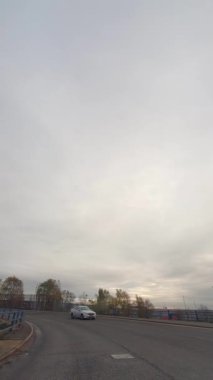 Birmingham Perry Barr 'ın Birleşik Krallık Midlands' taki Araba Bağlı Kamera Sokakları dikey Görüntüsü. Görüntü 26 Kasım 2025 'te, Kışın Bulutlu ve Soğuk Günü' nde çekildi..