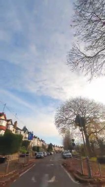 Birmingham Perry Barr 'ın Birleşik Krallık Midlands' taki Araba Bağlı Kamera Sokakları dikey Görüntüsü. Görüntü 26 Kasım 2025 'te, Kışın Bulutlu ve Soğuk Günü' nde çekildi..